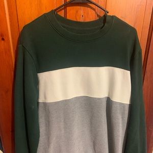 Large Goodfellow & Co sweater, offering comfort and style in a versatile design.